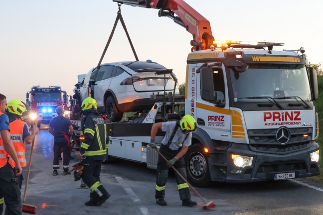 Schwerer Crash mit drei beteiligten PKW auf Steyrer Strae bei Dietach