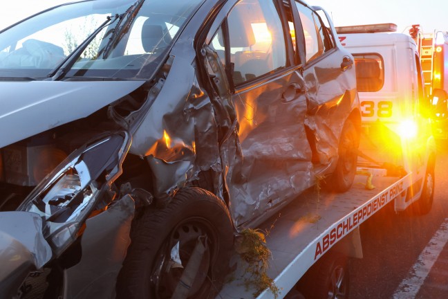Schwerer Crash mit drei beteiligten PKW auf Steyrer Strae bei Dietach