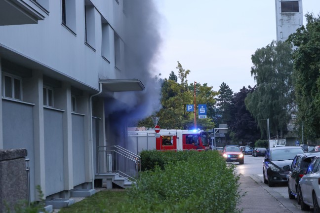 44 Personen evakuiert: Wieder grerer Einsatz bei Kellerbrand in einem Hochhaus in Wels-Lichtenegg