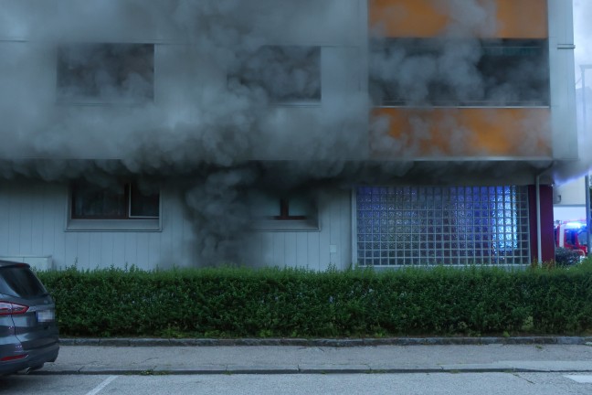 44 Personen evakuiert: Wieder grerer Einsatz bei Kellerbrand in einem Hochhaus in Wels-Lichtenegg