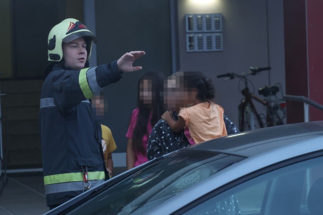 44 Personen evakuiert: Wieder grerer Einsatz bei Kellerbrand in einem Hochhaus in Wels-Lichtenegg