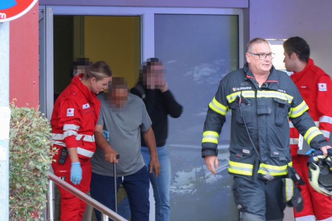 44 Personen evakuiert: Wieder grerer Einsatz bei Kellerbrand in einem Hochhaus in Wels-Lichtenegg