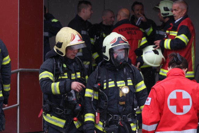 44 Personen evakuiert: Wieder grerer Einsatz bei Kellerbrand in einem Hochhaus in Wels-Lichtenegg