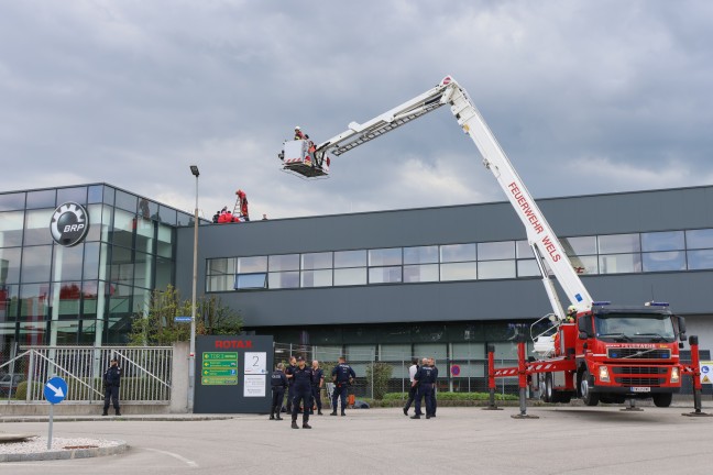 Demonstration: Kundgebung bei Unternehmen in Gunskirchen - Demonstranten auch am Firmendach