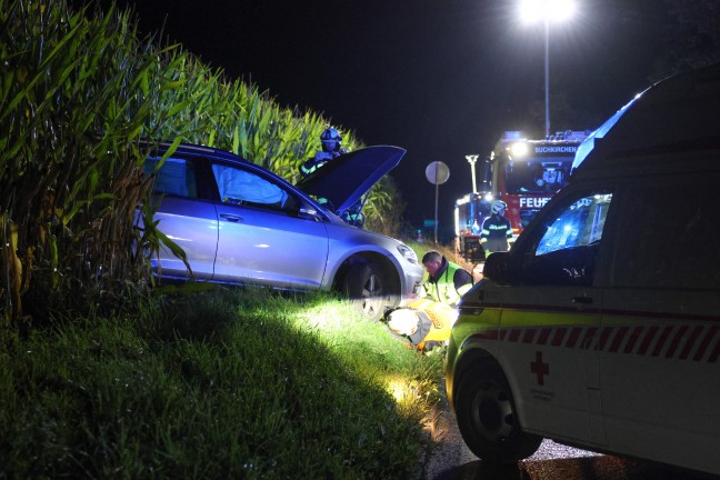 Crash gegen Baum: Verunfalltes Auto landet bei Verkehrsunfall in Buchkirchen im Maisfeld