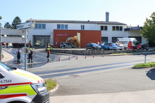 Brand eines PKW bei einer Autowerksttte in Wolfern sorgt fr Einsatz zweier Feuerwehren