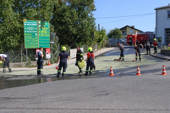 Brand eines PKW bei einer Autowerksttte in Wolfern sorgt fr Einsatz zweier Feuerwehren