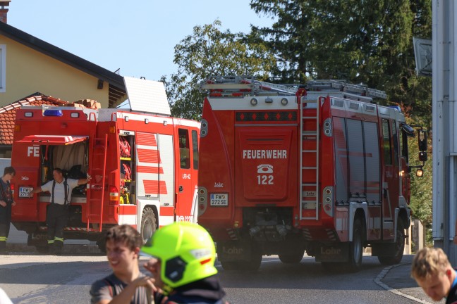 Brand eines PKW bei einer Autowerksttte in Wolfern sorgt fr Einsatz zweier Feuerwehren