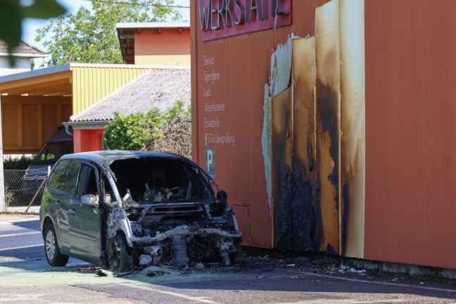 Brand eines PKW bei einer Autowerksttte in Wolfern sorgt fr Einsatz zweier Feuerwehren