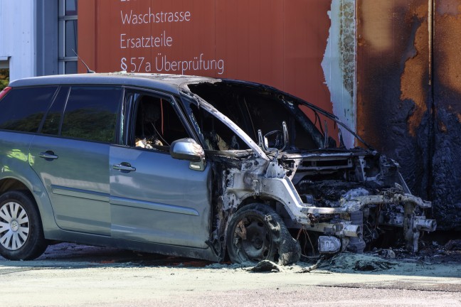 Brand eines PKW bei einer Autowerksttte in Wolfern sorgt fr Einsatz zweier Feuerwehren