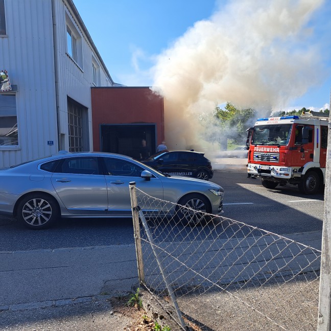 Brand eines PKW bei einer Autowerksttte in Wolfern sorgt fr Einsatz zweier Feuerwehren