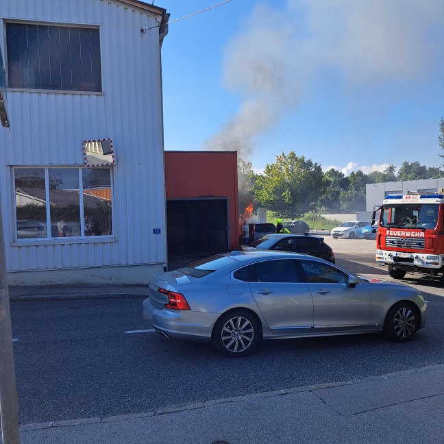 Brand eines PKW bei einer Autowerksttte in Wolfern sorgt fr Einsatz zweier Feuerwehren