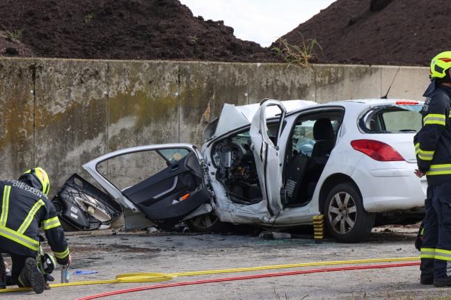 Tdlicher Verkehrsunfall: Auto in Dietach frontal gegen Mauer gekracht
