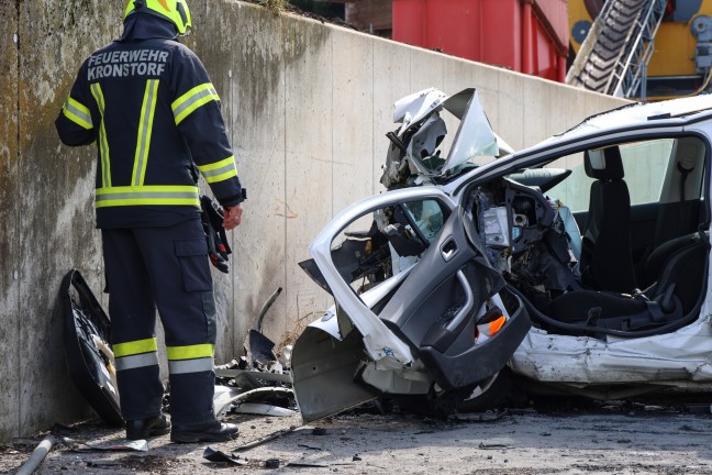 Tdlicher Verkehrsunfall: Auto in Dietach frontal gegen Mauer gekracht