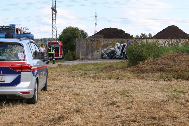 Tdlicher Verkehrsunfall: Auto in Dietach frontal gegen Mauer gekracht