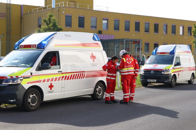 Gefahrstoffaustritt: Antimontrichlorid bei Speditionsunternehmen in Wels-Puchberg ausgetreten