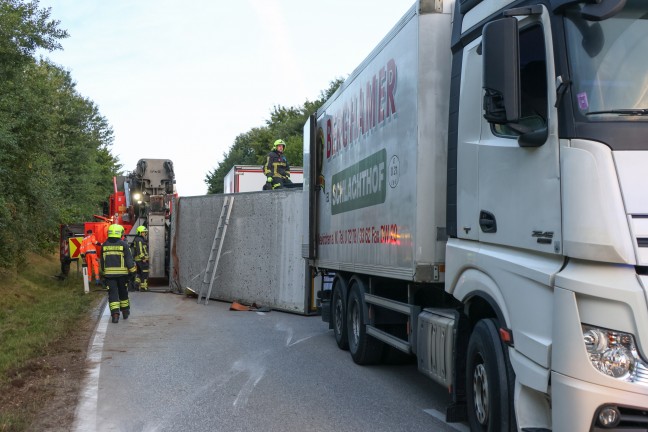 Steinerkirchen an der Traun: Mit Fleisch beladener LKW-Anhnger in Kurvenbereich umgestrzt