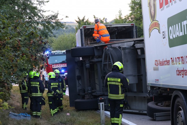 Steinerkirchen an der Traun: Mit Fleisch beladener LKW-Anhnger in Kurvenbereich umgestrzt