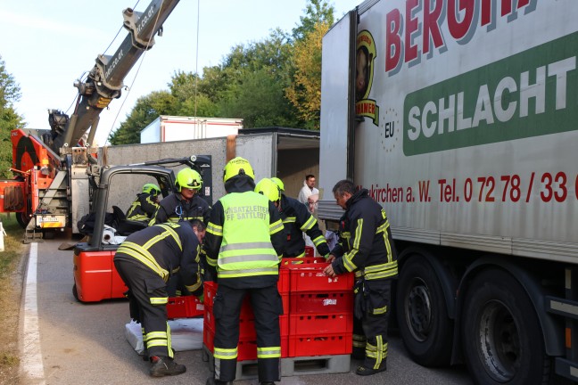 Steinerkirchen an der Traun: Mit Fleisch beladener LKW-Anhnger in Kurvenbereich umgestrzt