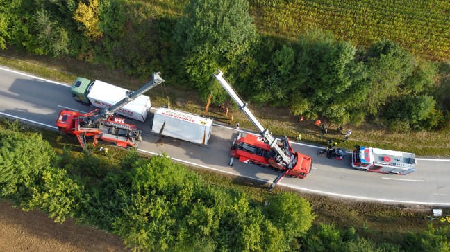 Steinerkirchen an der Traun: Mit Fleisch beladener LKW-Anhnger in Kurvenbereich umgestrzt