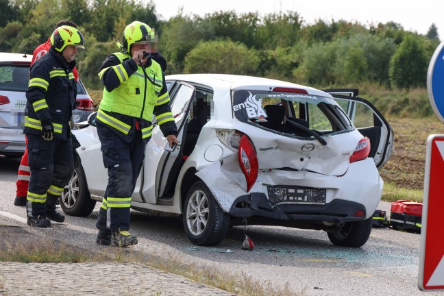 Personenrettung nach heftigem Auffahrunfall mit drei beteiligten Autos in Gunskirchen