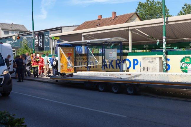 Buswartehuschen gerammt: Zwei Verletzte bei Verkehrsunfall eines Autotransporters in Wels-Neustadt