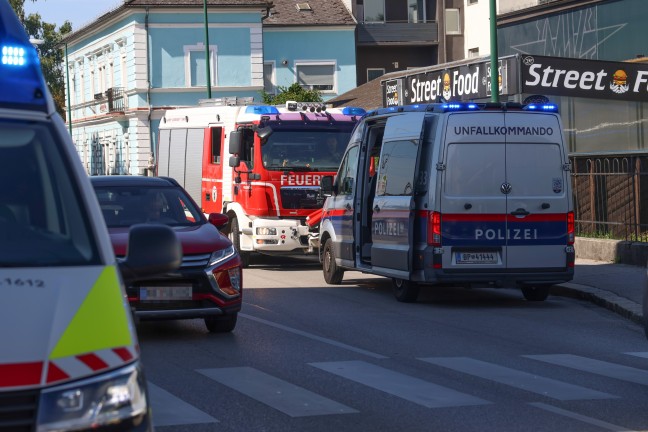 Buswartehuschen gerammt: Zwei Verletzte bei Verkehrsunfall eines Autotransporters in Wels-Neustadt