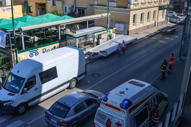 Buswartehuschen gerammt: Zwei Verletzte bei Verkehrsunfall eines Autotransporters in Wels-Neustadt