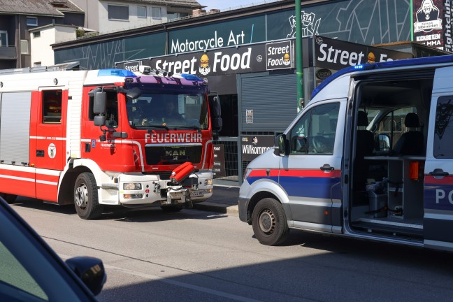 Buswartehuschen gerammt: Zwei Verletzte bei Verkehrsunfall eines Autotransporters in Wels-Neustadt