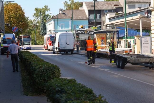 Buswartehuschen gerammt: Zwei Verletzte bei Verkehrsunfall eines Autotransporters in Wels-Neustadt
