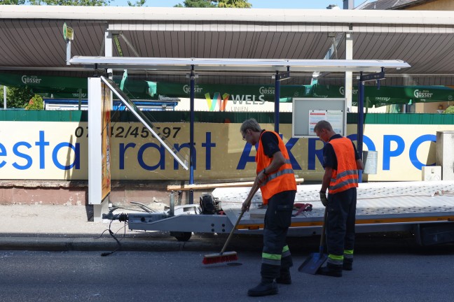 Buswartehuschen gerammt: Zwei Verletzte bei Verkehrsunfall eines Autotransporters in Wels-Neustadt