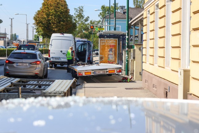 Buswartehuschen gerammt: Zwei Verletzte bei Verkehrsunfall eines Autotransporters in Wels-Neustadt