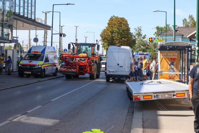 Buswartehuschen gerammt: Zwei Verletzte bei Verkehrsunfall eines Autotransporters in Wels-Neustadt