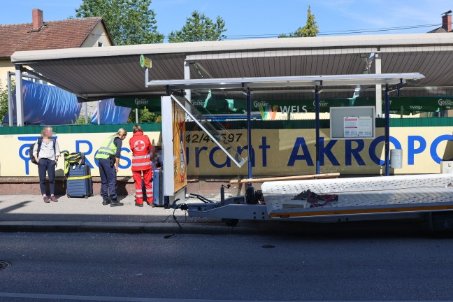 Buswartehuschen gerammt: Zwei Verletzte bei Verkehrsunfall eines Autotransporters in Wels-Neustadt