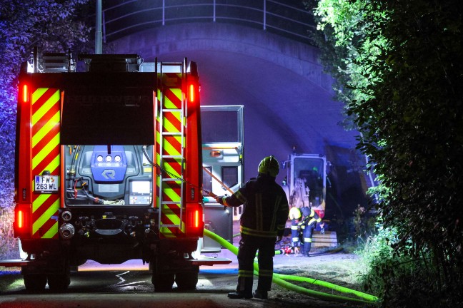 Brand eines Vibrationsstampfers unter einer Autobahnbrcke in Sattledt