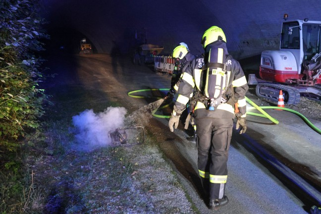 Brand eines Vibrationsstampfers unter einer Autobahnbrcke in Sattledt