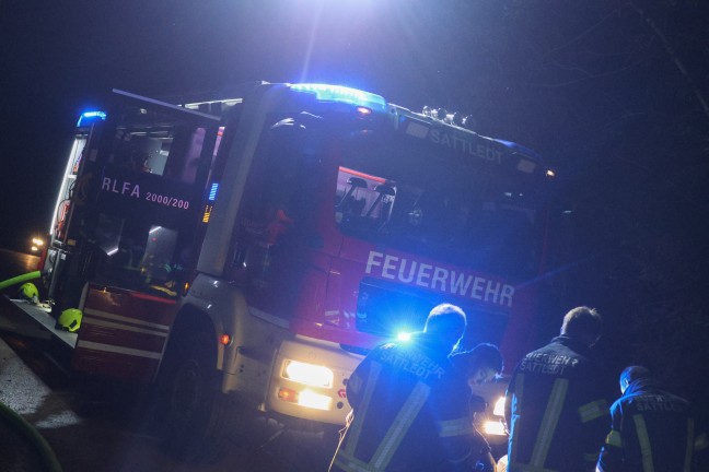 Brand eines Vibrationsstampfers unter einer Autobahnbrcke in Sattledt