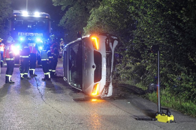 Reh ausgewichen: Auto nach Crash gegen Baum in Marchtrenk in Seitenlage zum Stillstand gekommen