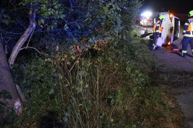 Reh ausgewichen: Auto nach Crash gegen Baum in Marchtrenk in Seitenlage zum Stillstand gekommen