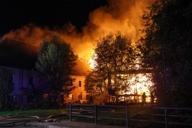 Grobrand: 13 Feuerwehren bei Brand eines alten Sgewerks im Ortszentrum von Sipbachzell im Einsatz