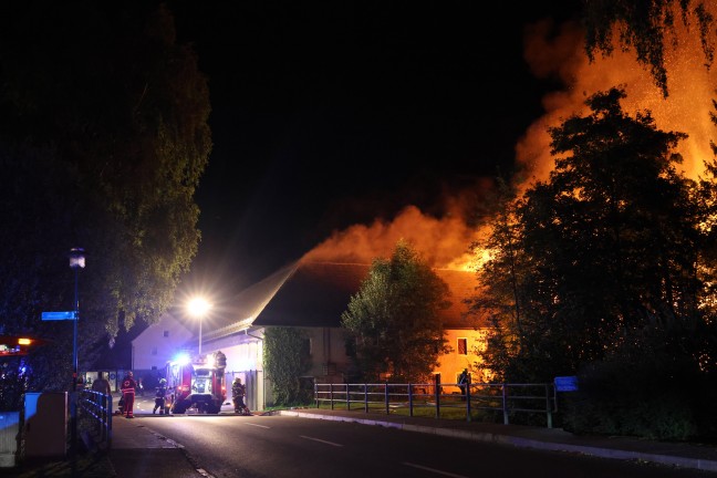 Grobrand: 13 Feuerwehren bei Brand eines alten Sgewerks im Ortszentrum von Sipbachzell im Einsatz
