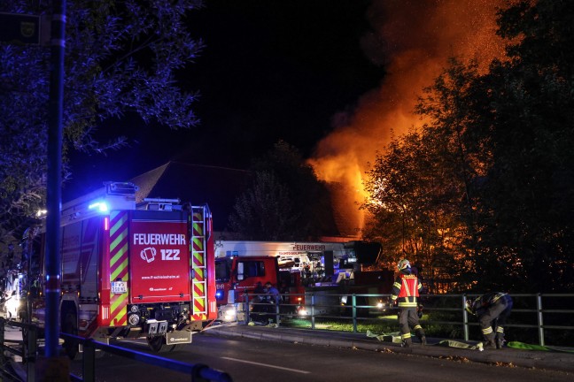 Grobrand: 13 Feuerwehren bei Brand eines alten Sgewerks im Ortszentrum von Sipbachzell im Einsatz