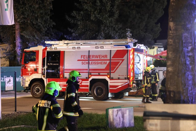 Grobrand: 13 Feuerwehren bei Brand eines alten Sgewerks im Ortszentrum von Sipbachzell im Einsatz