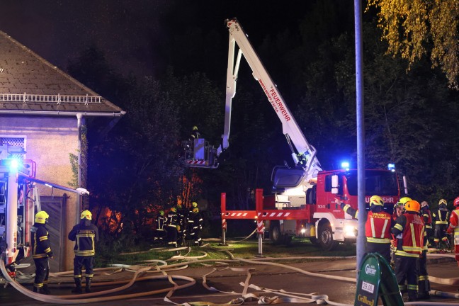 Grobrand: 13 Feuerwehren bei Brand eines alten Sgewerks im Ortszentrum von Sipbachzell im Einsatz