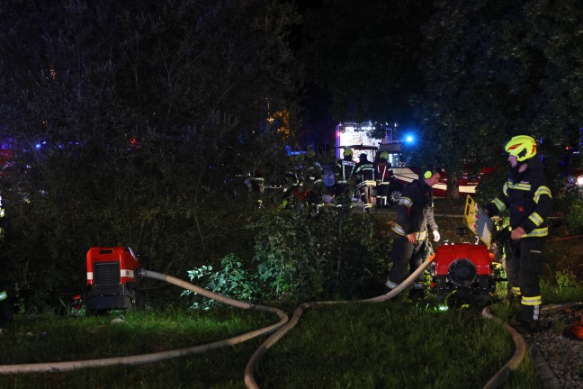 Grobrand: 13 Feuerwehren bei Brand eines alten Sgewerks im Ortszentrum von Sipbachzell im Einsatz