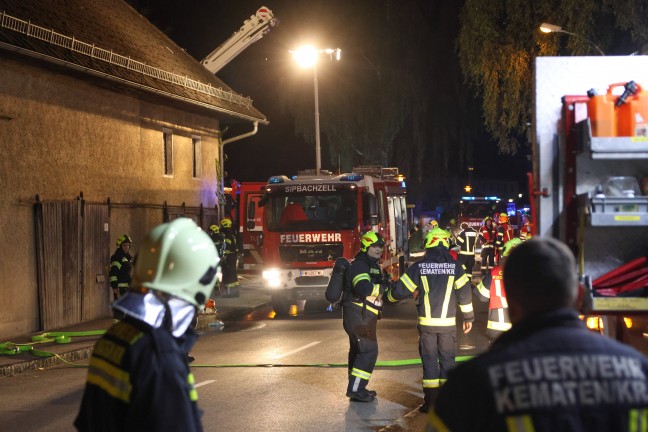 Grobrand: 13 Feuerwehren bei Brand eines alten Sgewerks im Ortszentrum von Sipbachzell im Einsatz