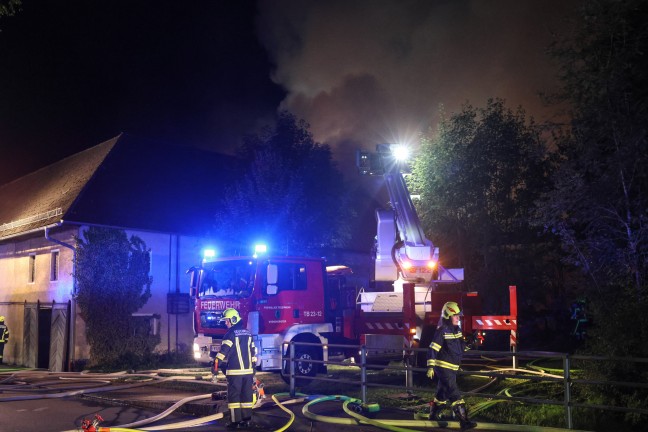 Grobrand: 13 Feuerwehren bei Brand eines alten Sgewerks im Ortszentrum von Sipbachzell im Einsatz