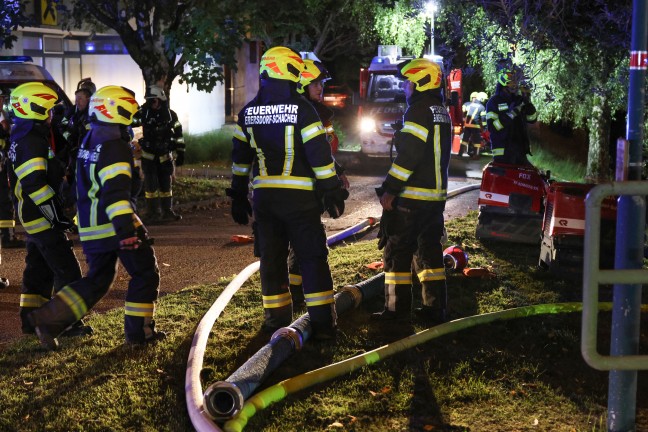 Grobrand: 13 Feuerwehren bei Brand eines alten Sgewerks im Ortszentrum von Sipbachzell im Einsatz