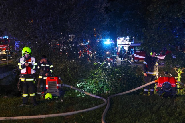 Grobrand: 13 Feuerwehren bei Brand eines alten Sgewerks im Ortszentrum von Sipbachzell im Einsatz