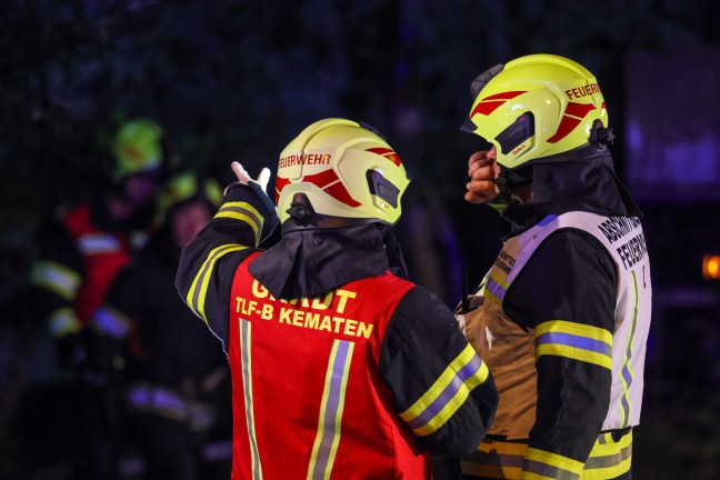 Grobrand: 13 Feuerwehren bei Brand eines alten Sgewerks im Ortszentrum von Sipbachzell im Einsatz